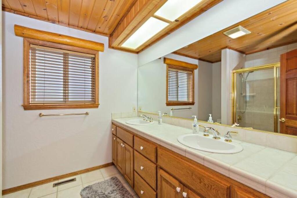Custom Single Story Cabin With Jacuzzi Pool Table & Big Game Room With Arcade Games 大熊湖 外观 照片