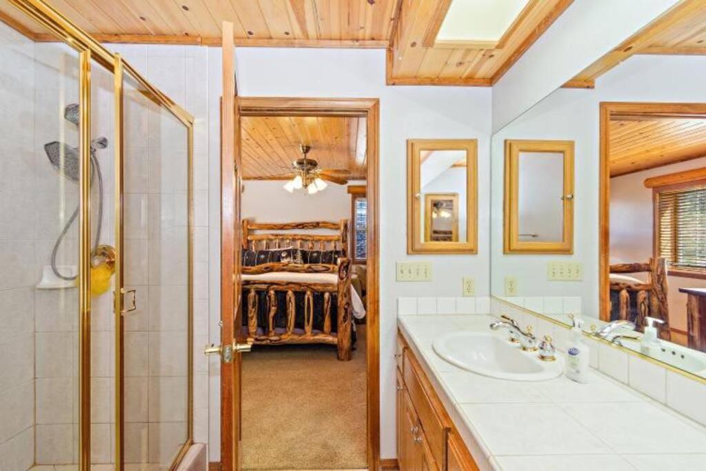 Custom Single Story Cabin With Jacuzzi Pool Table & Big Game Room With Arcade Games 大熊湖 外观 照片